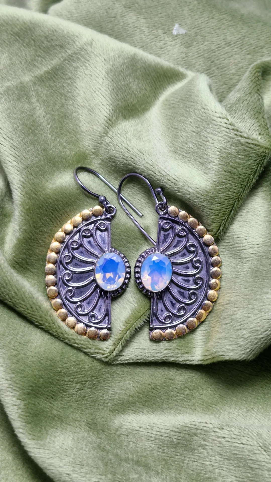 Dangle earrings with tanzanite gemstones