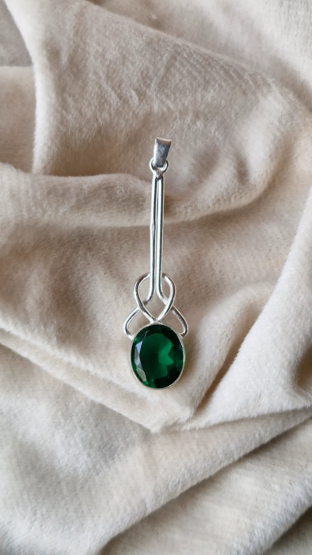 Oval emerald pendant