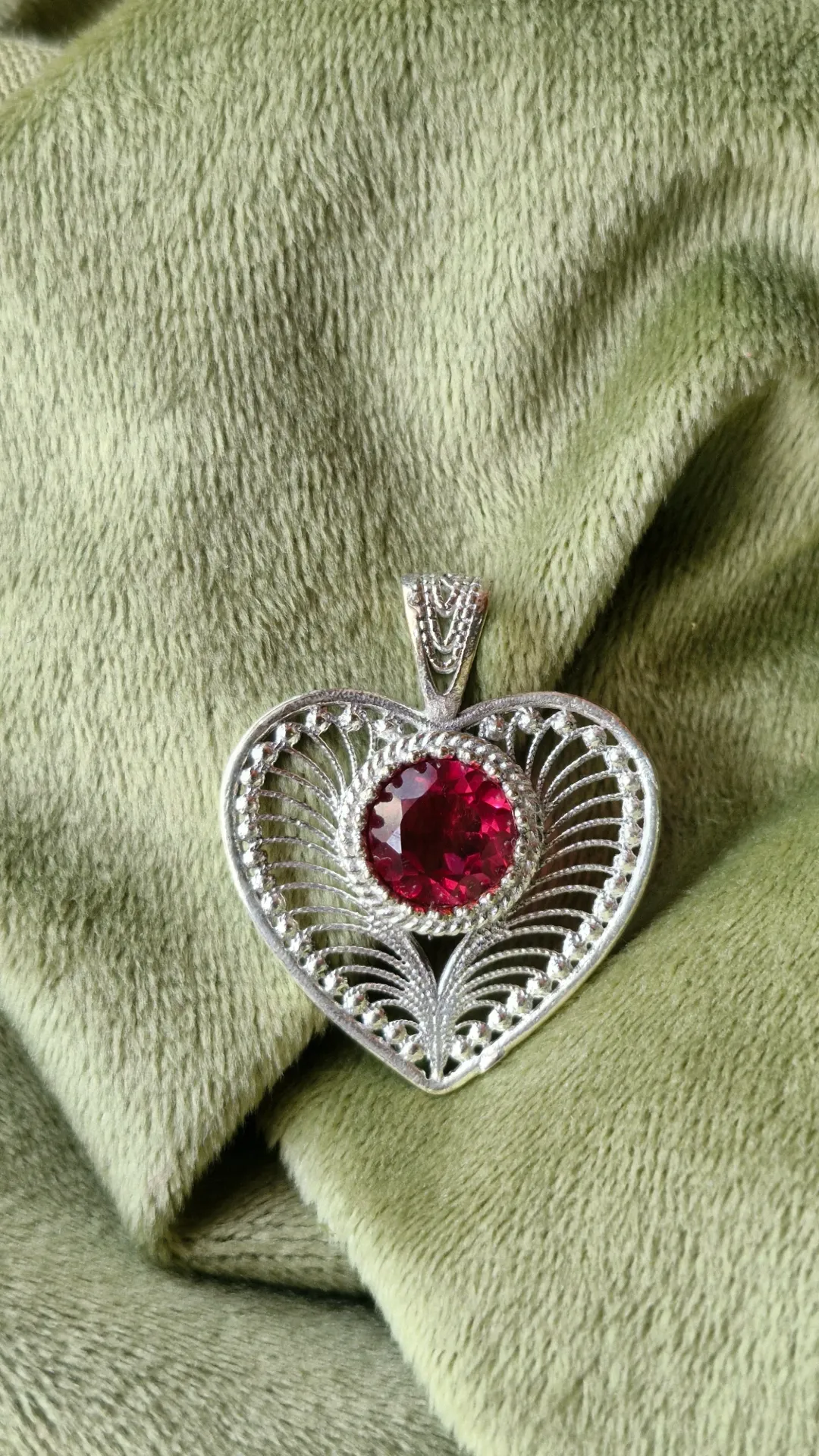 Heart-shaped filigree pendant